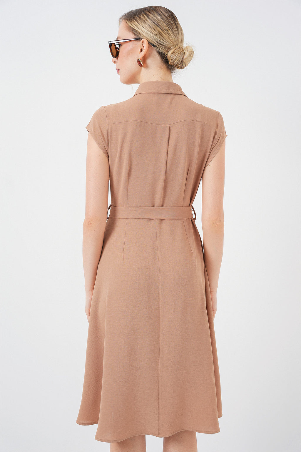 1677 Boydan Düğmeli Kuşaklı Elbise - Bisküvi