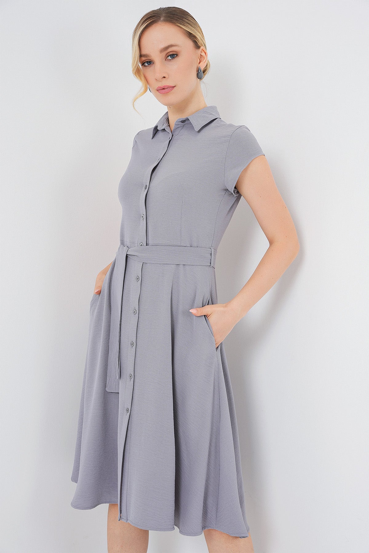 1677 Boydan Düğmeli Kuşaklı Elbise - Gri