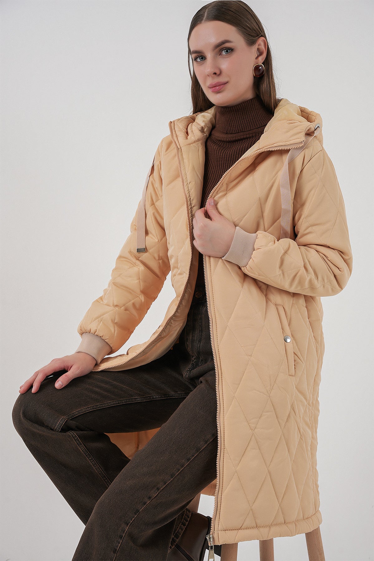 5138 Kapitone Uzun Şişme Mont - Bej