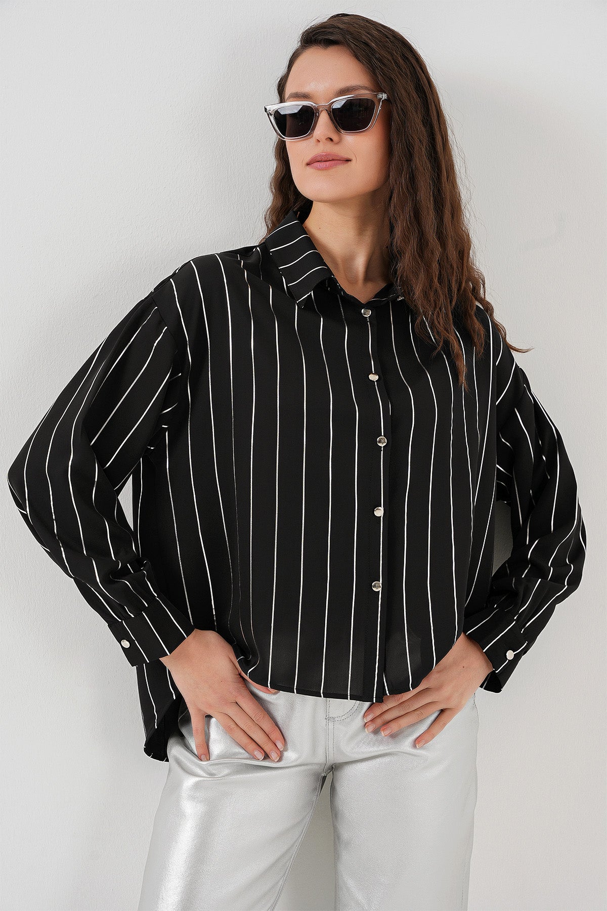 5924 Kadın Gümüş Çizgili Gömlek - Siyah