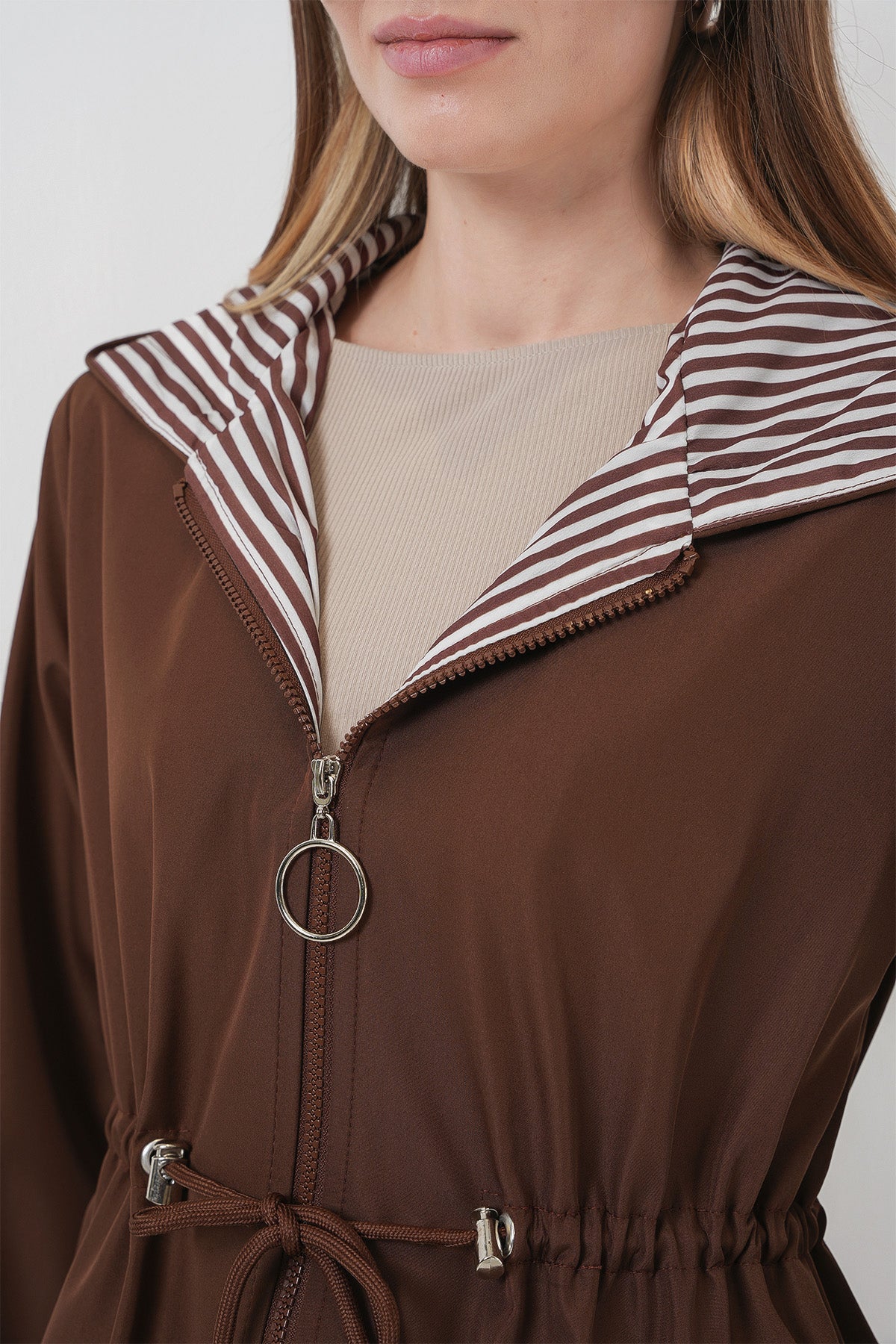 9091 Beli Büzgülü Kapşonlu Trençkot - M. Kahverengi