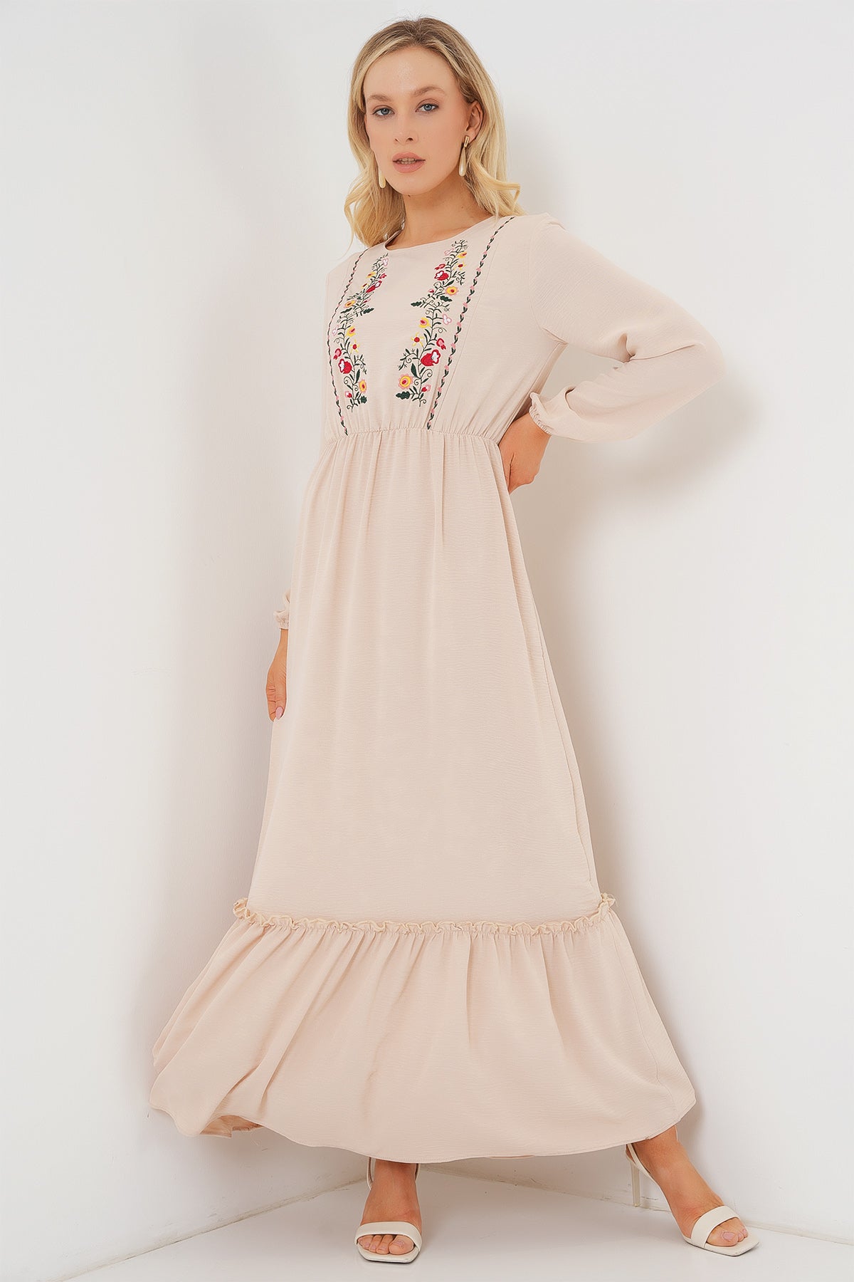 Kadın Nakışlı Uzun Tesettür Elbise 2550 - Krem