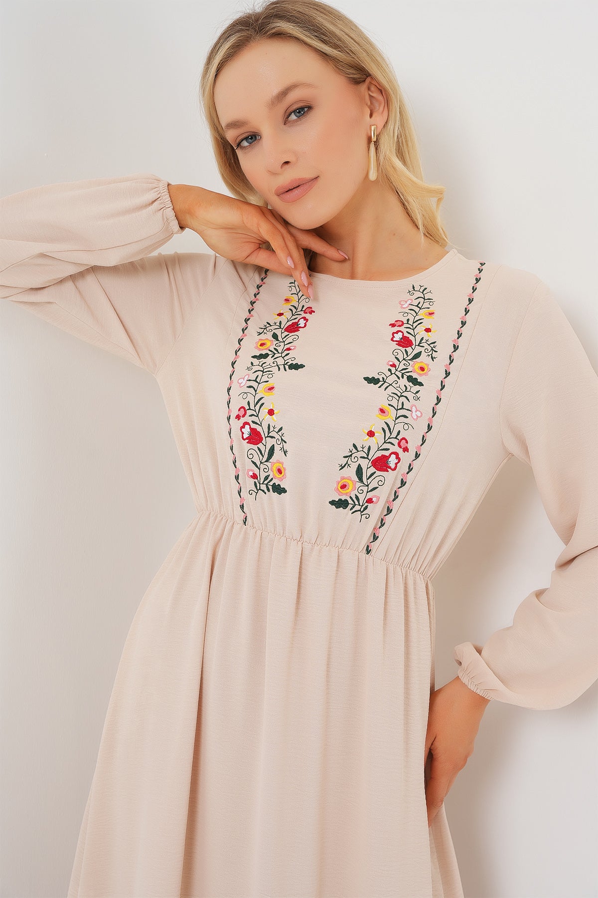 Kadın Nakışlı Uzun Tesettür Elbise 2550 - Krem