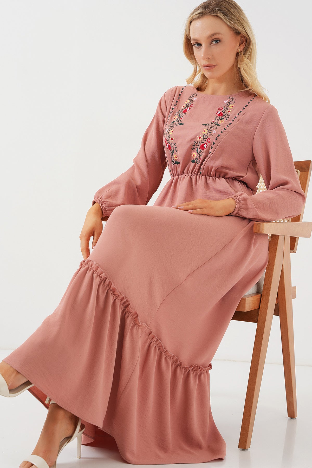 Kadın Nakışlı Uzun Tesettür Elbise 2550 - Pudra