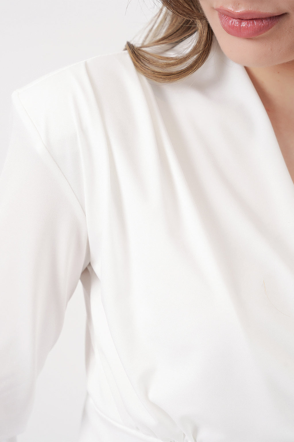 Kadın Omuz Vatkalı Kruvaze Yaka Bluz 942 - Beyaz