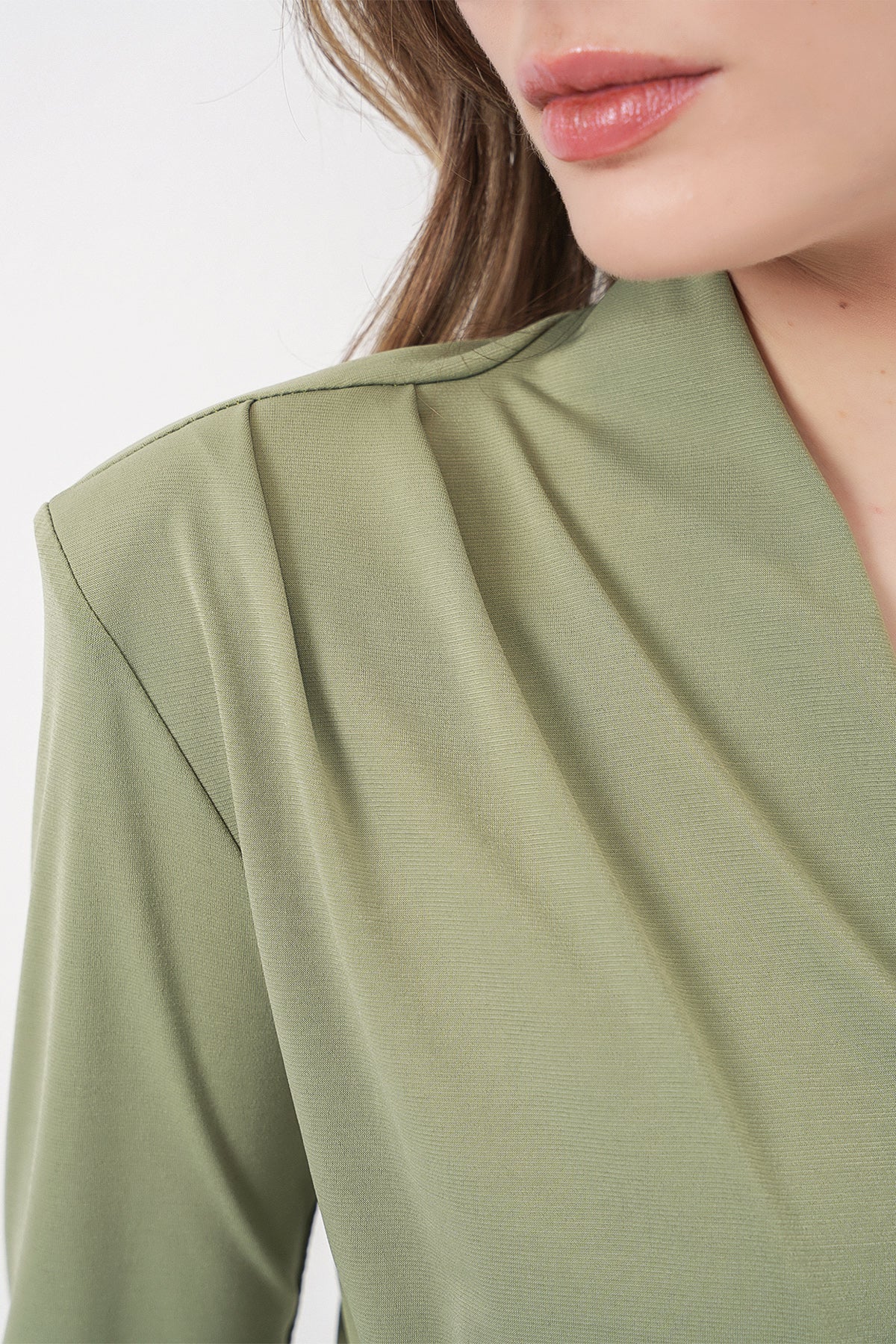 Kadın Omuz Vatkalı Kruvaze Yaka Bluz 942 - E.Yeşil