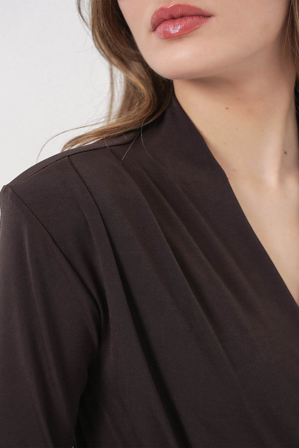 Kadın Omuz Vatkalı Kruvaze Yaka Bluz 942 - Kahverengi